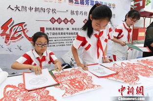 学生使用AI学习非遗技艺的课堂场景