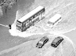 暴雨中的武汉，一场现实版《海上钢琴师》的生死救援