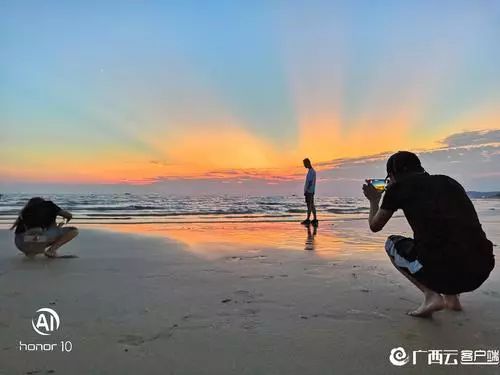 夕阳下一个人走在海边的身影