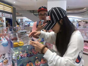 年轻人排队购买面包盲盒现场