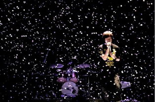 五月天演唱会上阿信深情演唱画面