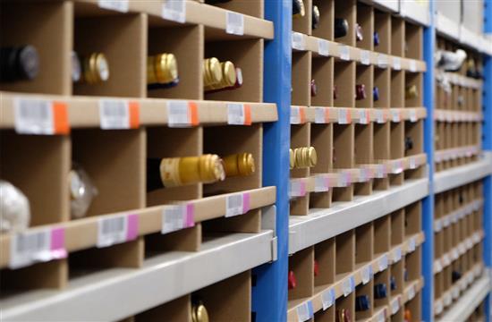 酒类经销商在店内整理货架