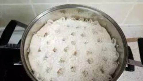 放入酒曲拌匀的糯米装入陶缸