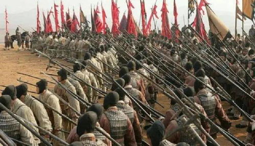 士兵们围坐学习历史资料