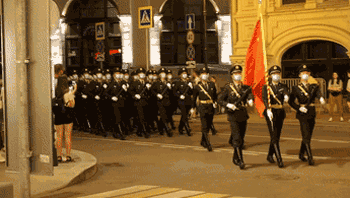 中国留学生在红场与解放军仪仗队合影