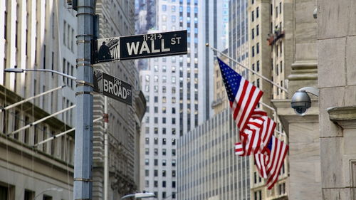 华尔街交易大厅繁忙场景