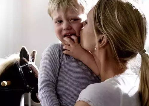 母亲低头看着哭泣的孩子