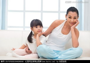 母女两人坐在沙发上开心聊天