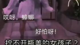 女生面对60秒语音时的表情特写