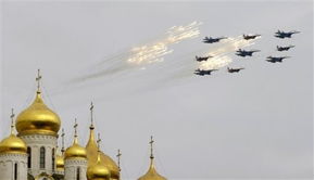 战机编队飞过莫斯科红场上空