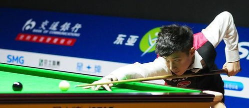 赵心童与女友在领奖台上拥抱