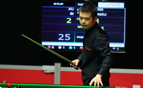 赵心童在克鲁斯堡捧起奖杯