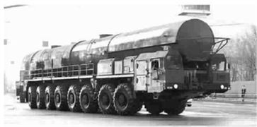 红场阅兵中的亚尔斯导弹车