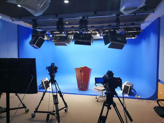 微信小店直播间里主播介绍锅具产品细节