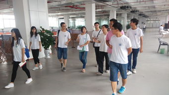 年轻人在创业园区交流