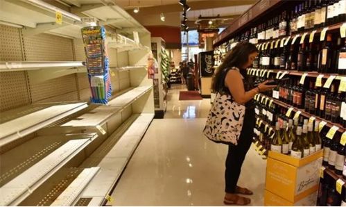 美国超市顾客购物场景