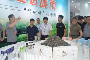 企业负责人向采购商介绍产品