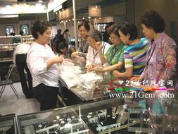 胖东来珠宝柜台前人潮涌动