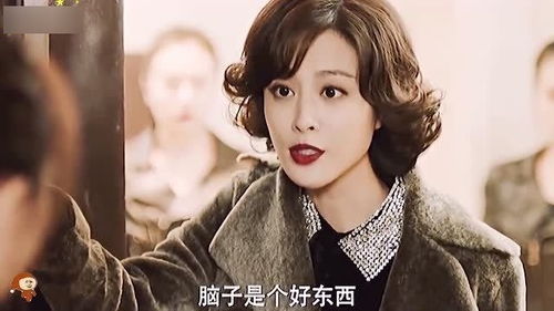 一位年轻女性站在窗边若有所思