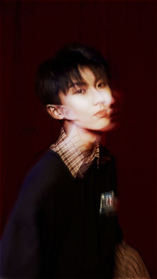 马嘉祺认真练习的照片