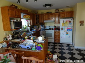 妈妈在厨房忙碌准备晚餐