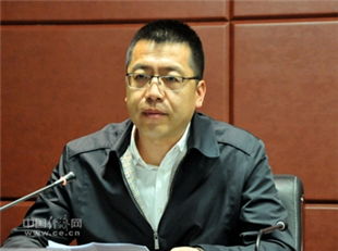 包东红工作照<p>据公开资料显示，包东红出生于1965年，曾在税务系统任职多年，仕途也算顺利。然而，两人先后被查，不禁让人浮想联翩。</p><p>有分析认为，这对夫妻档的落马，或许并非偶然，而是存在某种利益输送链条。一个在地方掌权，一个在税务系统掌握资源，极有可能形成“权力+税收”的双轨腐败模式。</p><br><h2 id=