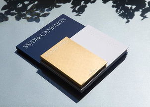 手写日记本与咖啡杯摆放整齐