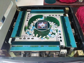 麻将桌上堆满筹码和现金