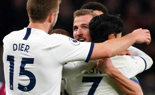 热刺球员在比赛中奔跑