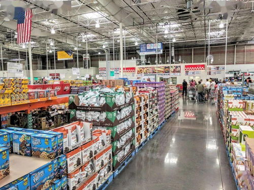 Costco会员在店内选购商品