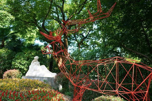 老人坐在公园长椅上看孩子玩耍