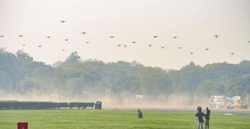 无人机蜂群编队<p>比如“机器狼”、“机器狗”等地面无人系统也在快速成熟，未来可能与空中力量形成协同作战体系。而一旦这套体系完善，无人机取代部分有人战机的任务将不再是幻想。</p><h2 id=