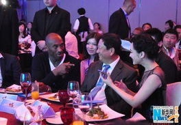 多位富豪在慈善晚宴上合影