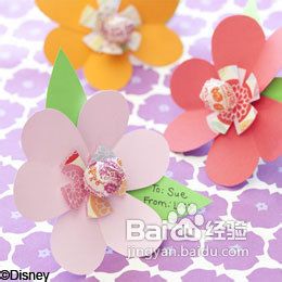 学生手工制作母亲节花朵现场图<p>这些看似简单的纸花，却承载着孩子们最真挚的情感。一位参与活动的学生说：“这是我第一次做手工送给妈妈，虽然不太完美，但我知道她一定会喜欢。”</p><h2 id=