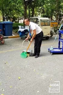 街头美容机构推销员拉客场景