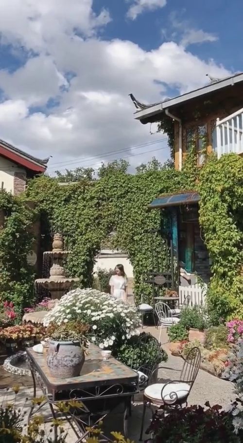 云南古镇庭院阳光洒落