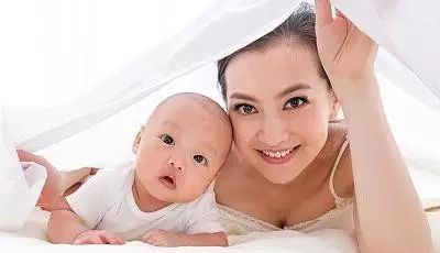 无手妈妈用脚抱着新生儿