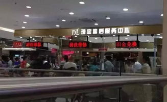 顾客在胖东来珠宝柜台前选购