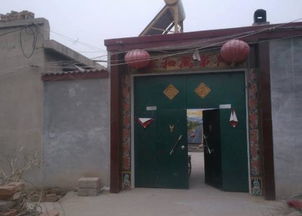 一座老式工厂的大门上挂着双星名人LOGO