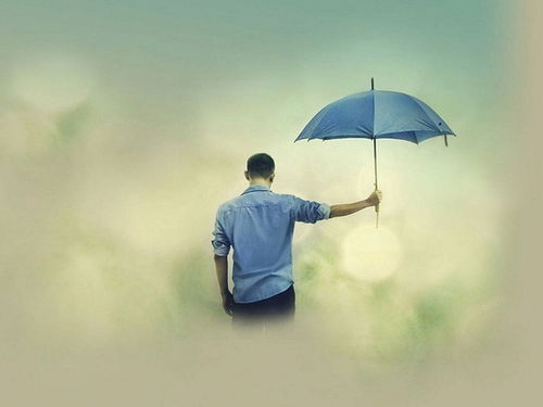 一个人撑伞走在雨中