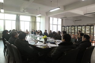 图片内容：会议室里的人们正在讨论文件<br><h2 id=