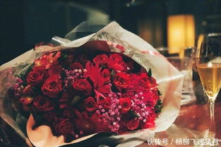 何炅谢娜为李小冉庆生，网友直呼：熟悉的‘快乐家族’回来了！