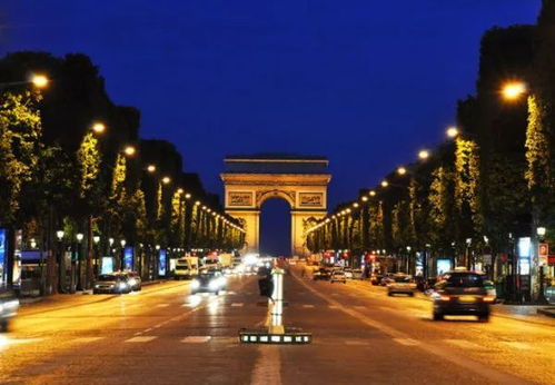 巴黎街头夜景与国旗合影