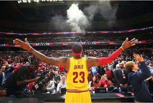 勒布朗·詹姆斯站在球场中央挥手致意