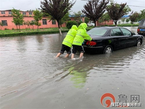 北京交警暴雨中执勤