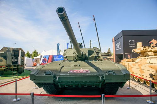 红场上展出的T-14阿玛塔主战坦克和S-500防空导弹系统