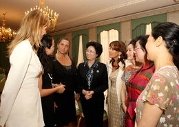 一位女企业家与员工亲切交谈