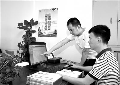 纪委工作人员在办公室工作