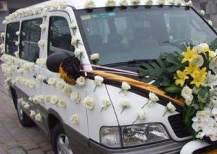 村民夹道送别高武骨灰车<p>高武的母亲几度哭晕过去，父亲红着眼眶低声念叨：“你是个好儿子，是我们全家的骄傲……”</p><p>这一刻，泪水和鲜花交织在一起，是对英雄最深情的告别。</p><h2 id=