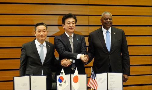 华春莹与丁真在会后合影留念